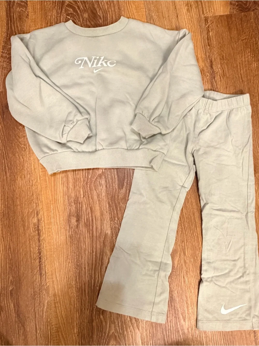 Nike Girls 4T Sage Green Fleece Sweatshirt & Flare Pants Set 🤍🌿
